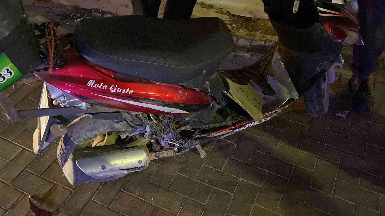 Çöp kamyonunun çarptığı motosikletli kurye yaralandı