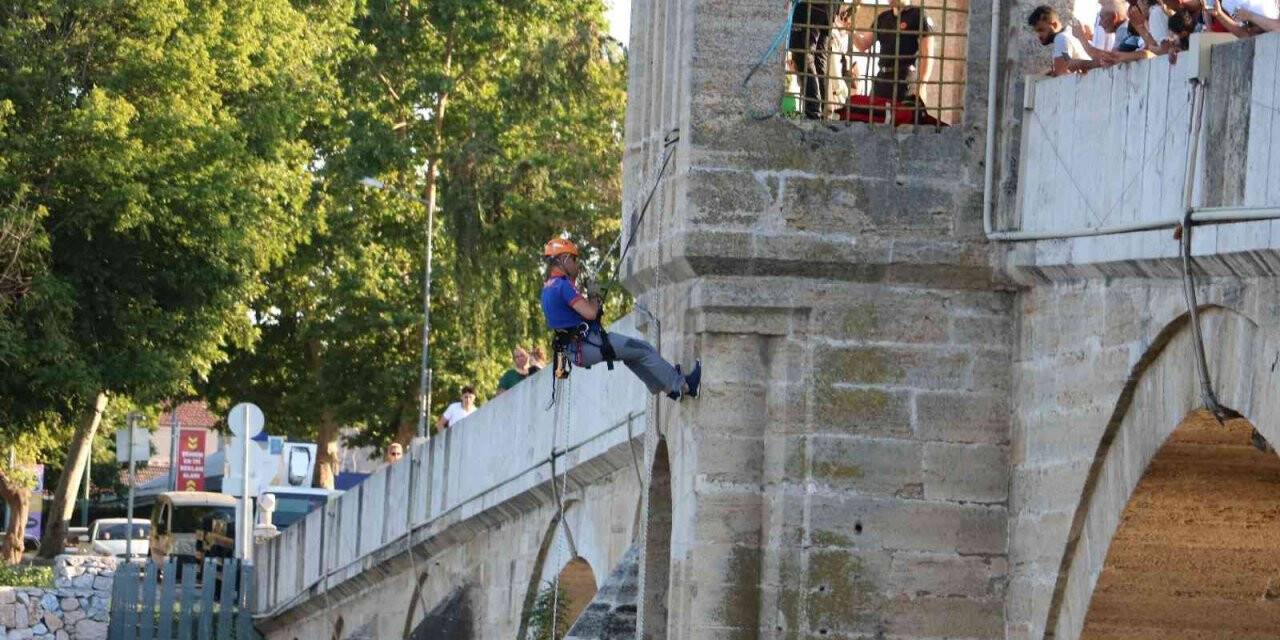 Tunca Köprüsü’nde halatla kedi kurtarma operasyonu