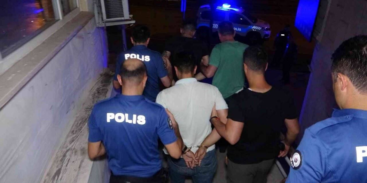 Yaşlı kadının fark ettiği hırsızlar saklandıkları çatıda kıskıvrak yakalandılar