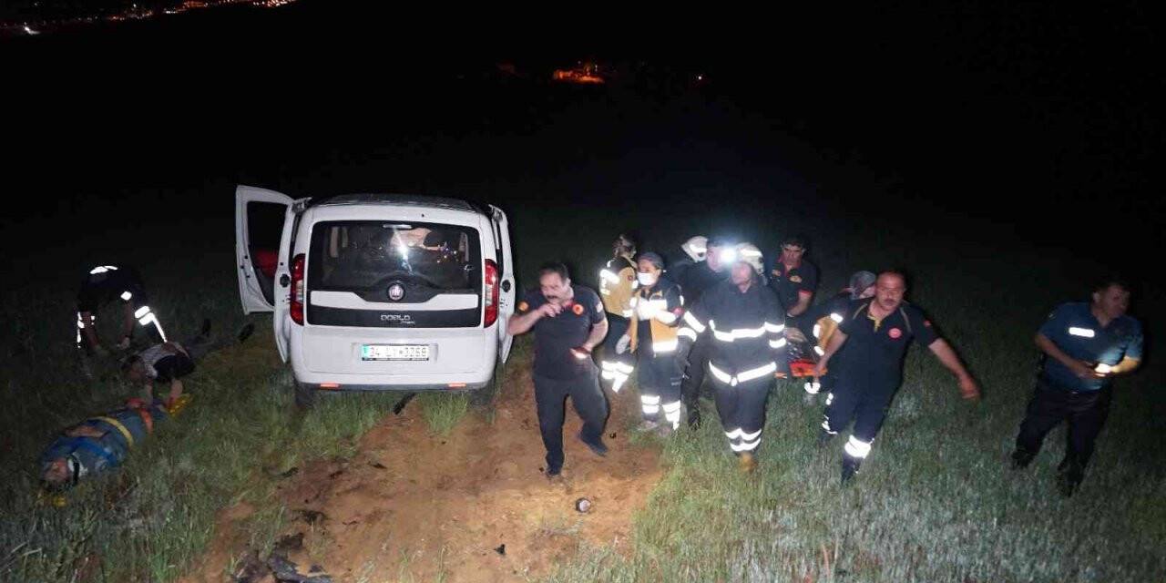 Yolunu şaşıran sürücü tarlaya uçtu, yaralılar emniyet kemeriyle hayata tutundu