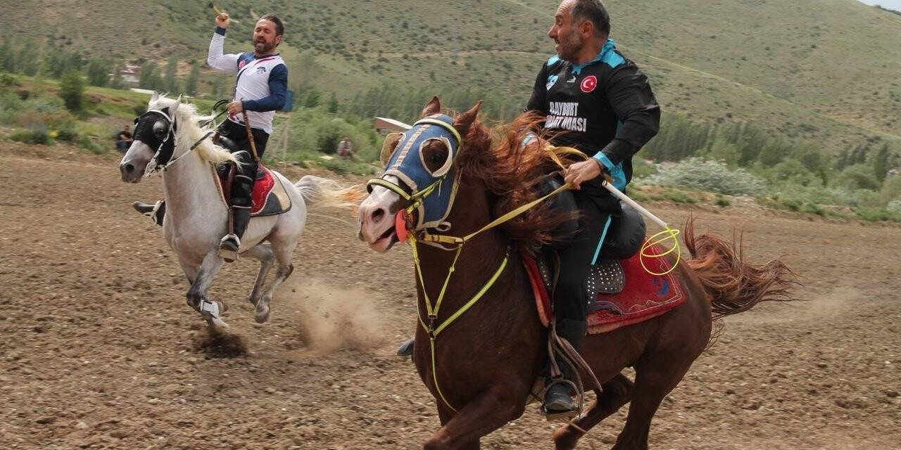 Yağmur rüzgâr demeden atları dörtnala koşturarak cirit oynadılar
