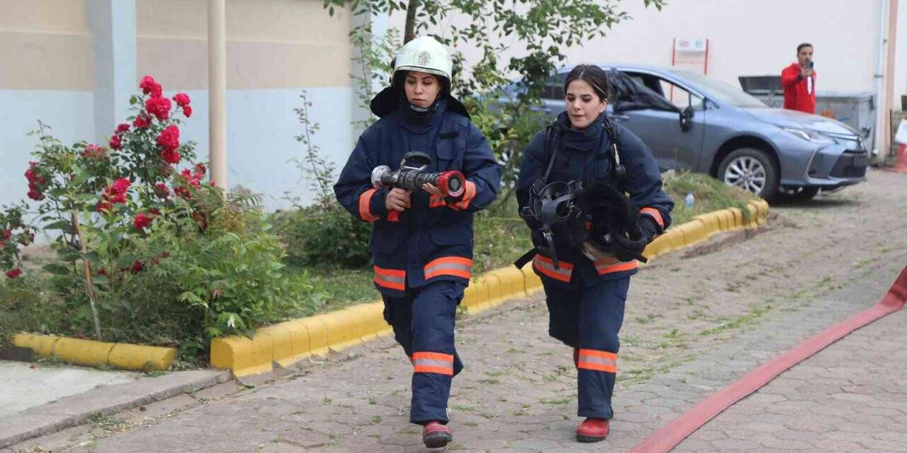 Gerçeği aratmayan eğitimlerle itfaiyeci olmak için yarışıyorlar