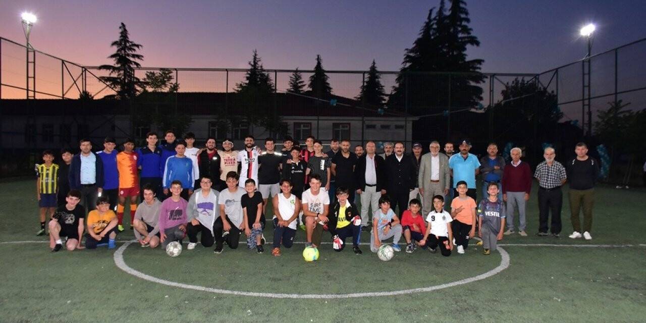 Başkan Bozkurt gençlerle halı saha maçında buluştu
