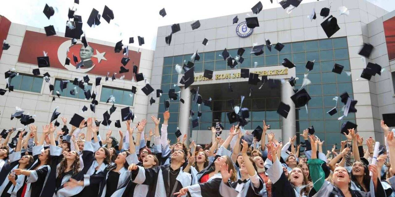 ADÜ Fen Edebiyat Fakültesi mezuniyet töreni gerçekleştirildi