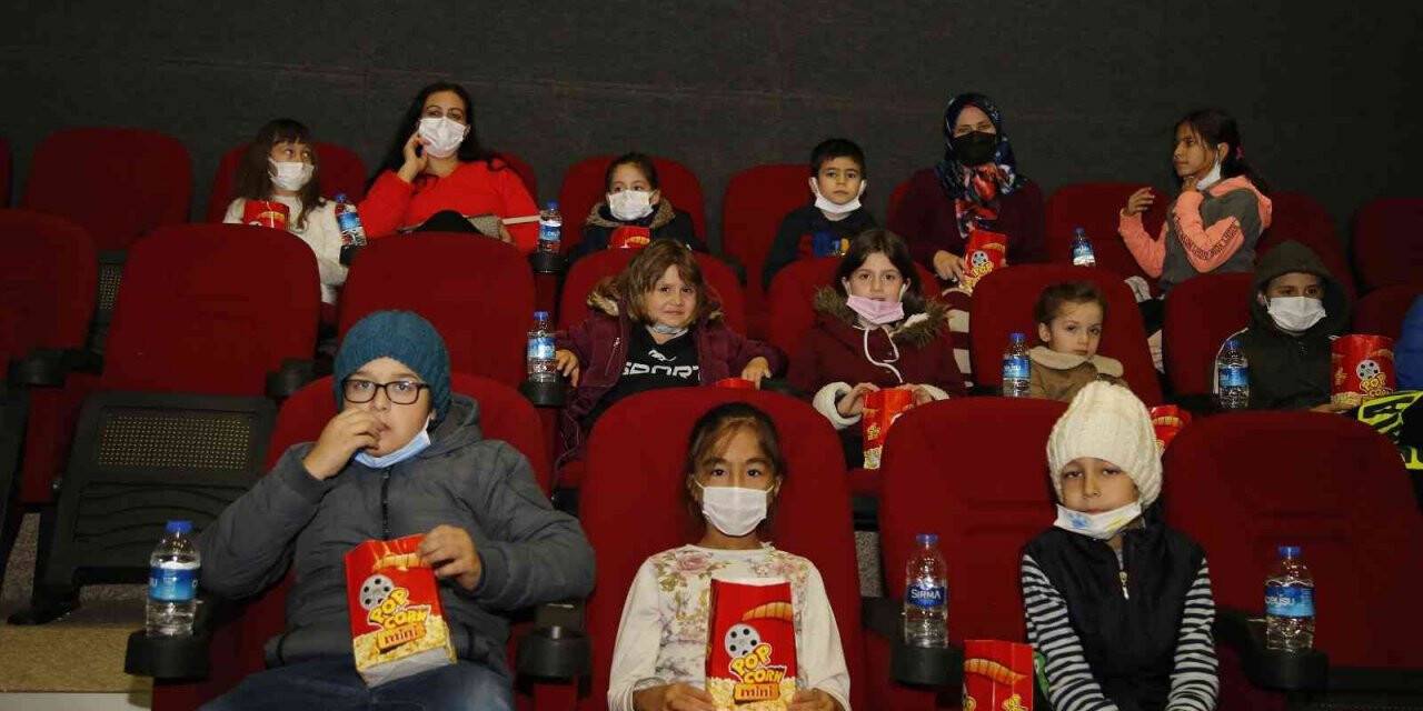 Öğrencilere karne hediyesi “sinema”