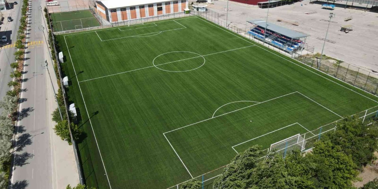 Tomarza Kapalı Spor Salonu ve İlçe Stadı yenilendi