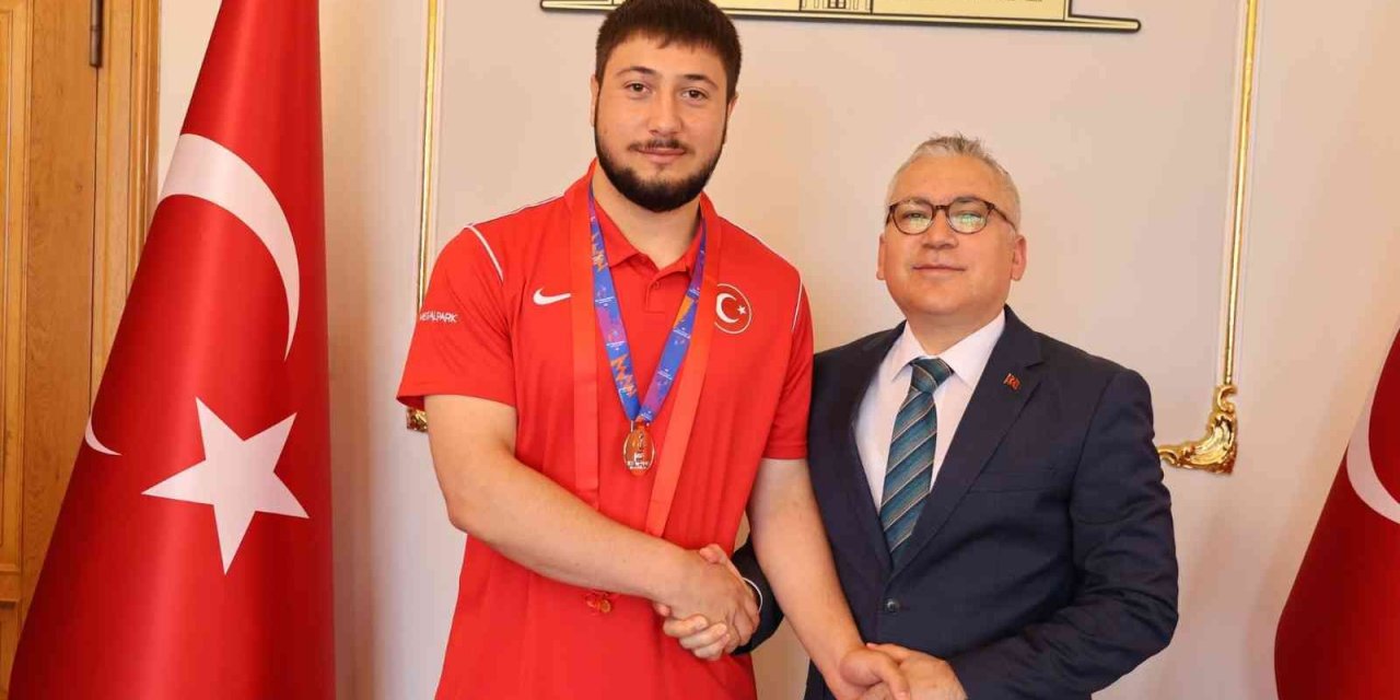 Vali Şimşek, şampiyon sporcuyu altınla ödüllendirdi