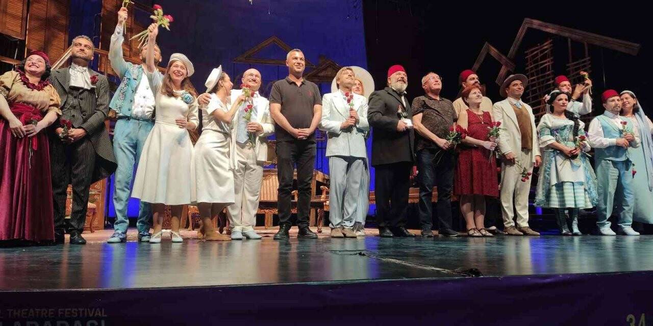 Kocaeli Şehir Tiyatroları oyuncuları Denizli’de sahne aldı