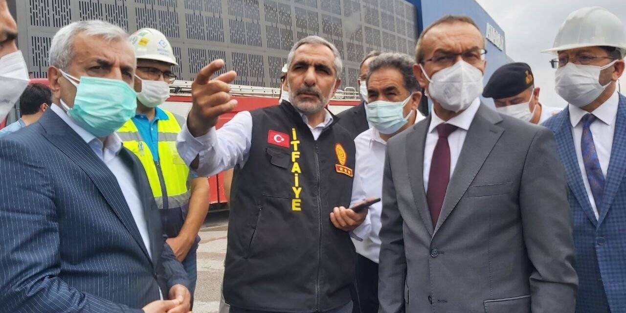 Kocaeli Valisi Seddar Yavuz yanan fabrikada incelemelerde bulunuyor