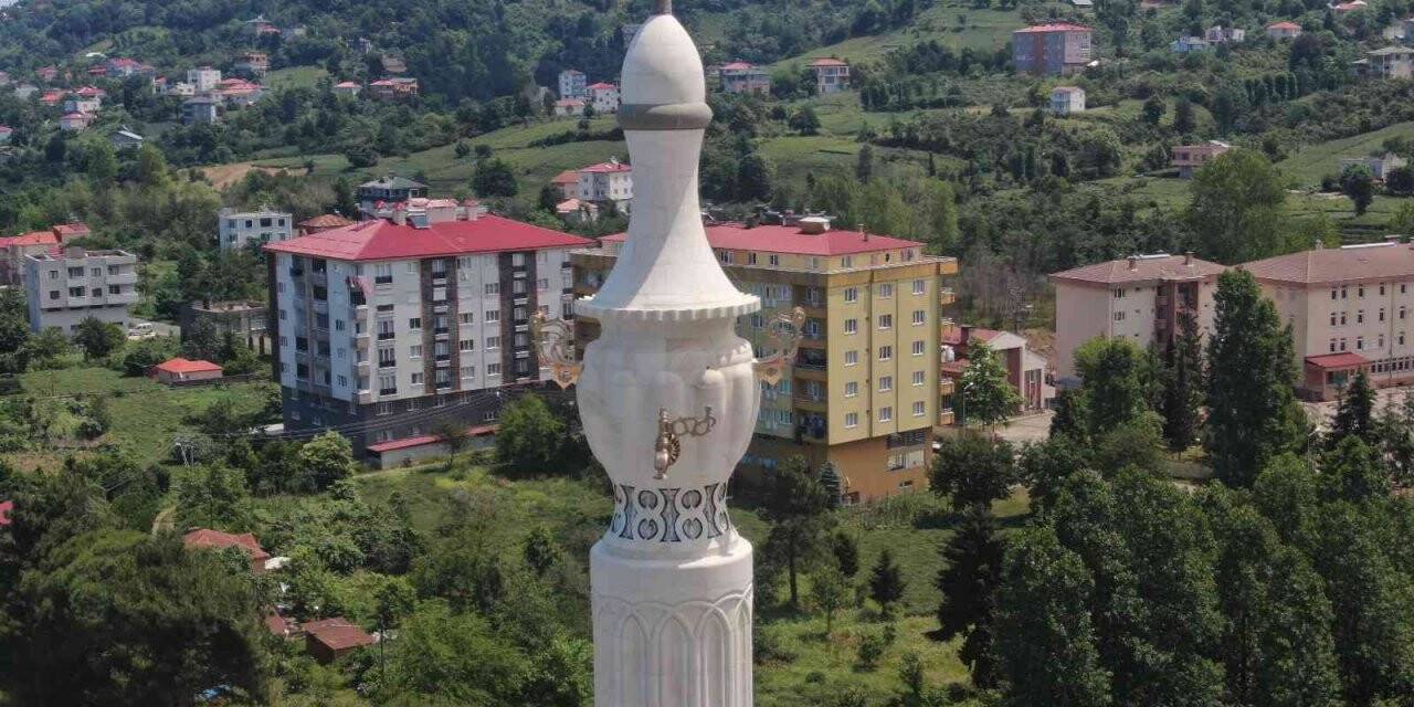 Hem mimarisiyle hem de minaresiyle ilgi çekiyor