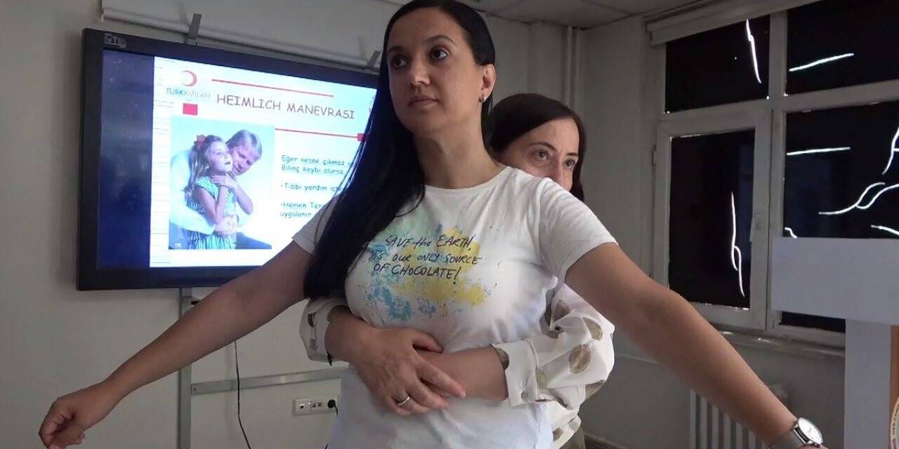 İlk Yardım Kurs Hocası Songül Duzcü, hayat kurtaran Heimlich manevrasını tek tek anlattı
