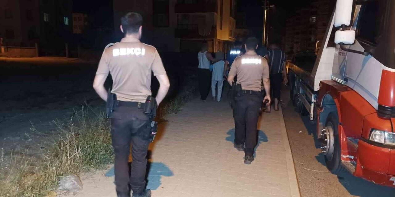 Hareketsiz yatan yaşlı kadın ekipleri harekete geçirdi