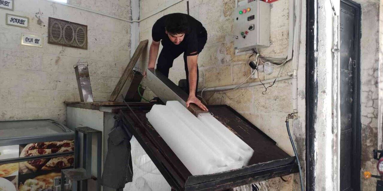 Şanlıurfa’da sıcak havada buz satışları iki katına çıktı