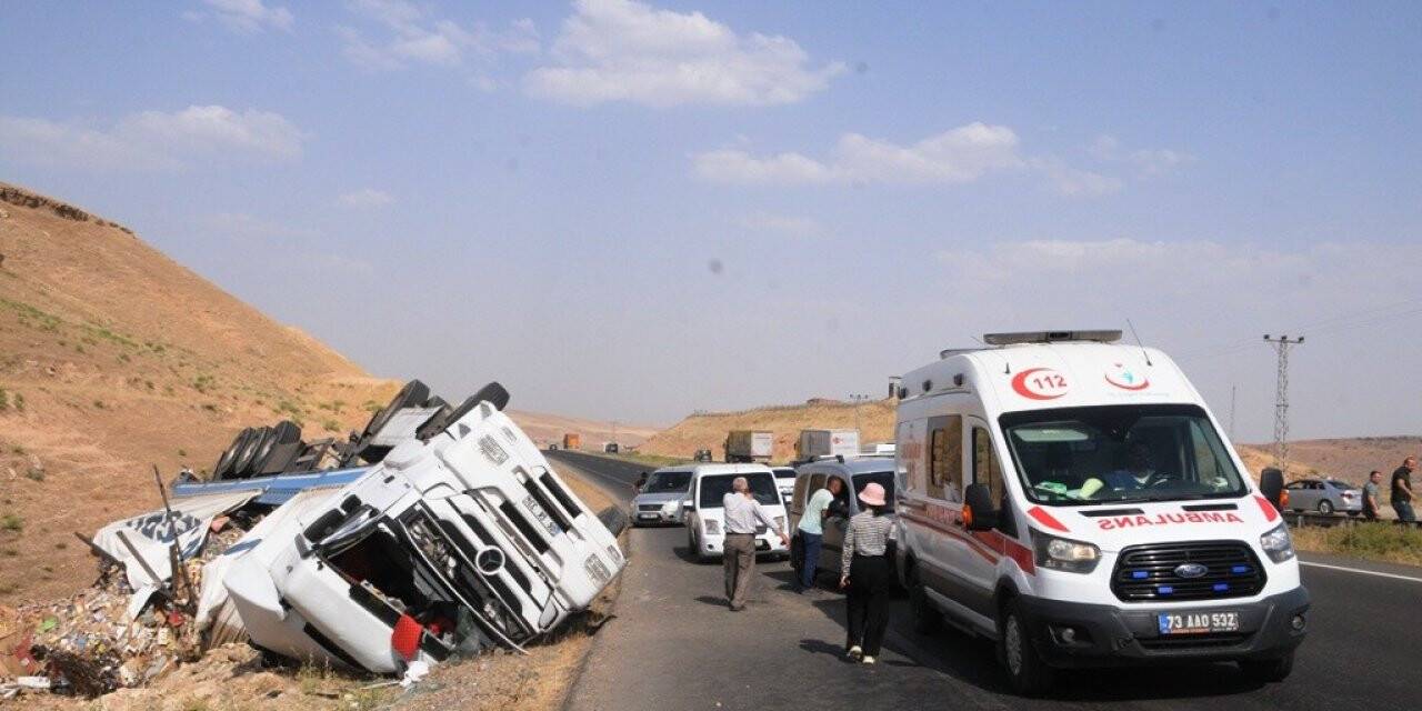 Şarampole devrilen tırın sürücüsü yaralandı