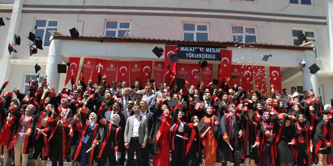Malazgirt MYO’da mezuniyet coşkusu