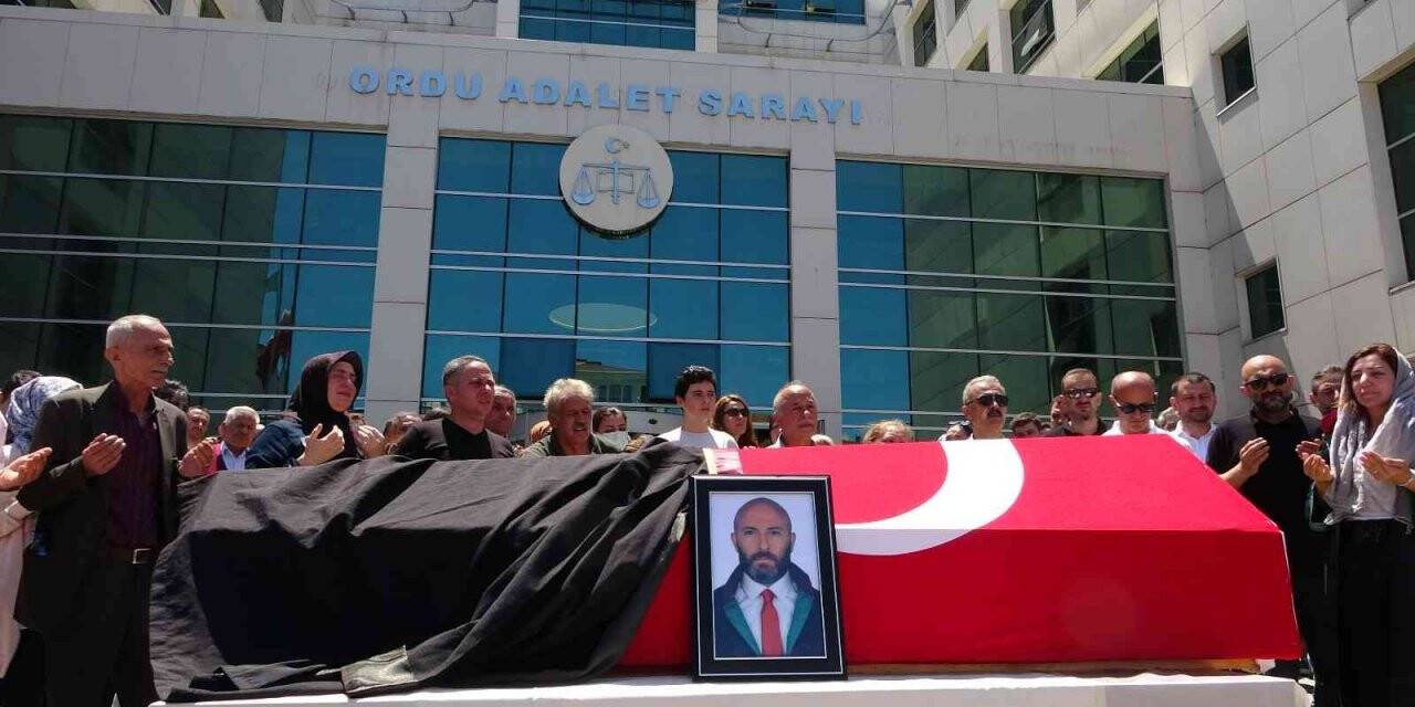 Ordu 4 aracın karıştığı kazada ağır yaralanan avukat, hayatını kaybetti
