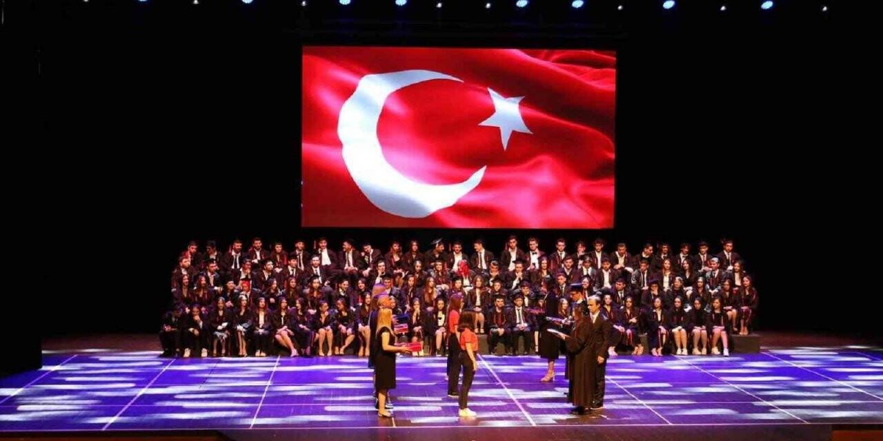 Özel Lise öğrencilerinin kep coşkusu