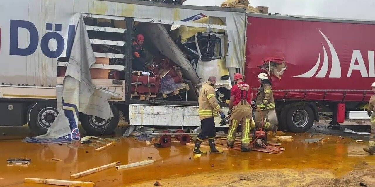 Kuzey Marmara Otoyolu’nda 2 tır çarpıştı. Olay yerine itfaiye ekipleri sevk edildi.
