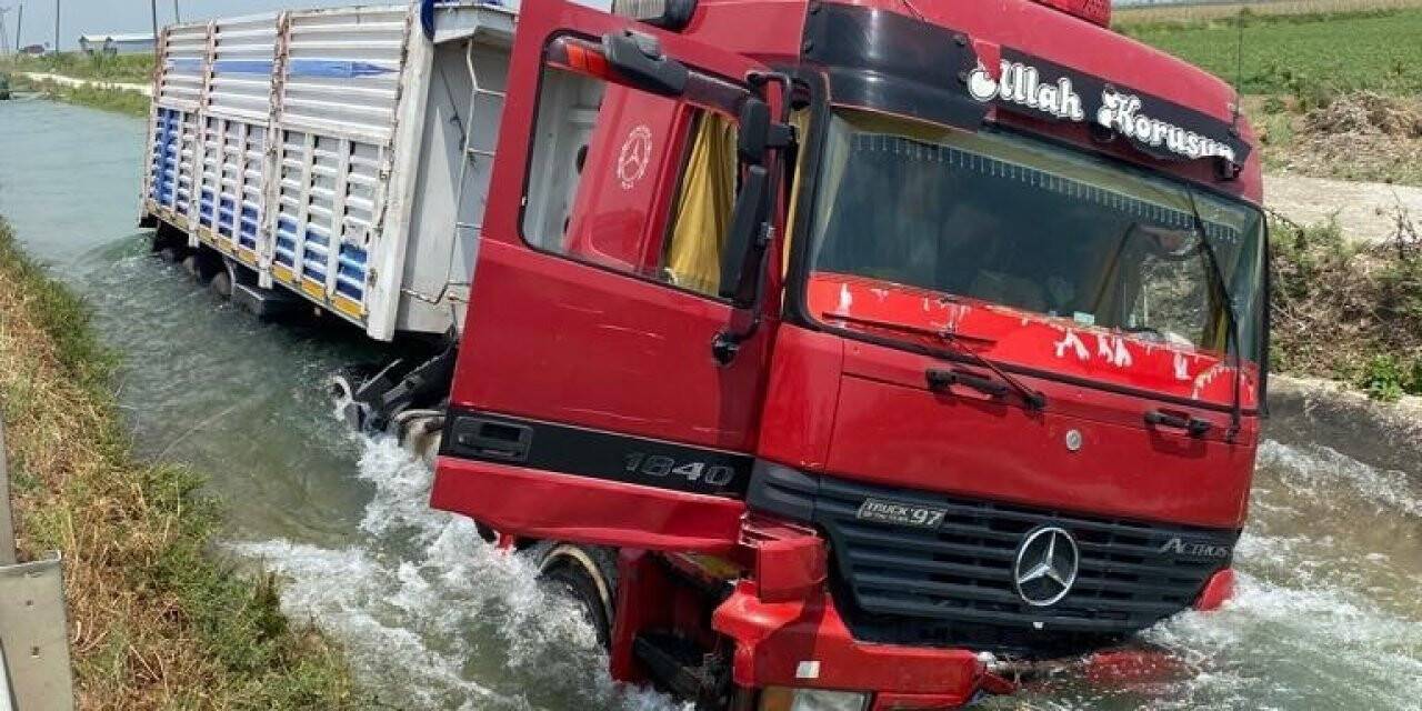 Tır sulama kanalına düştü