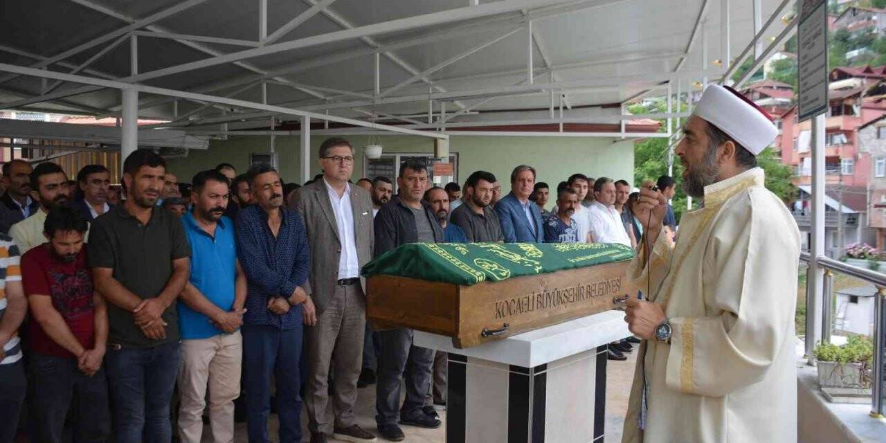 Otomobilin altında kalan 3 yaşındaki çocuk son yolculuğuna uğurlandı