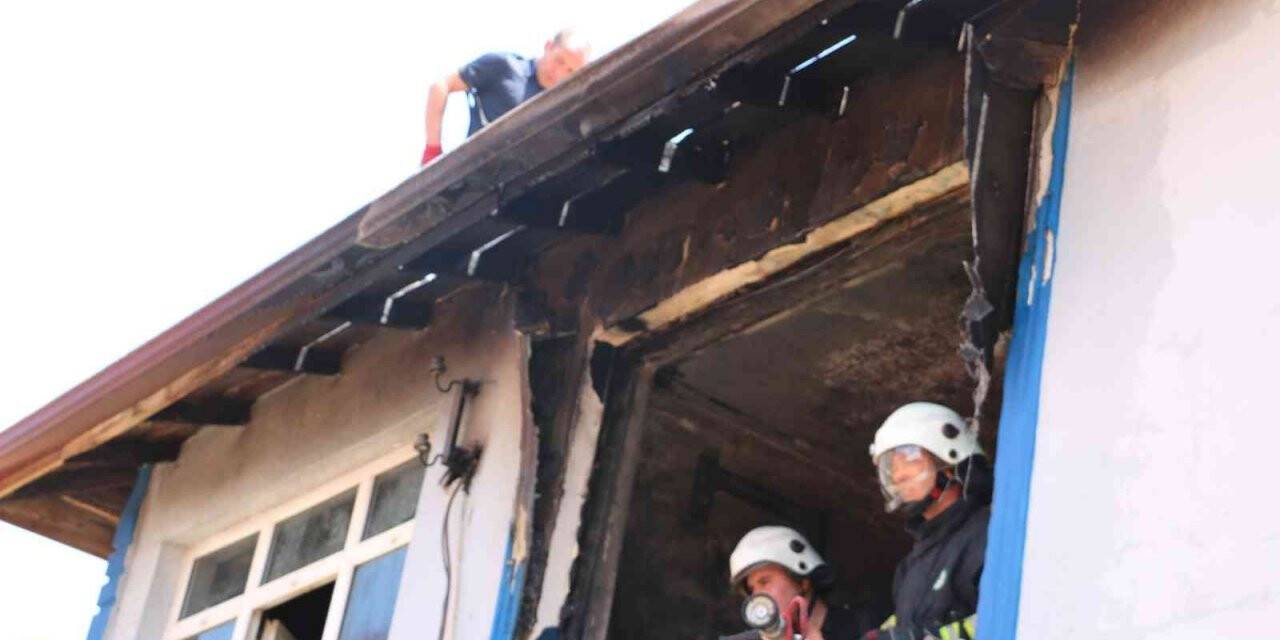 Annesini ve evi benzin döküp yaktı