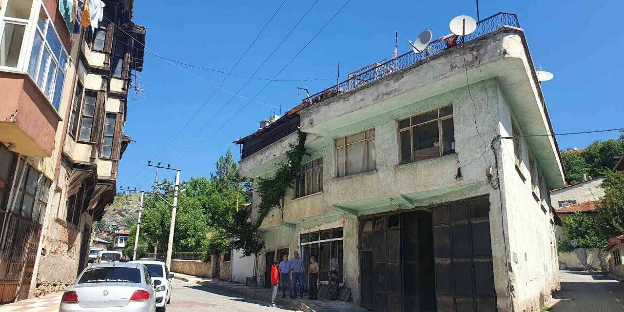 Eşya taşırken buzdolabı yüksek gerilim hattına değdi, bir kişi ağır yaralandı