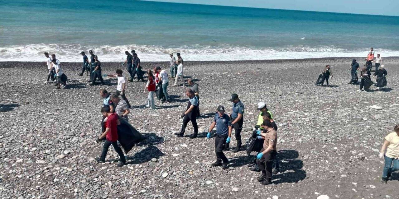 Öğrencisinden çalışanına onlarca kişi sahilde çöp topladı