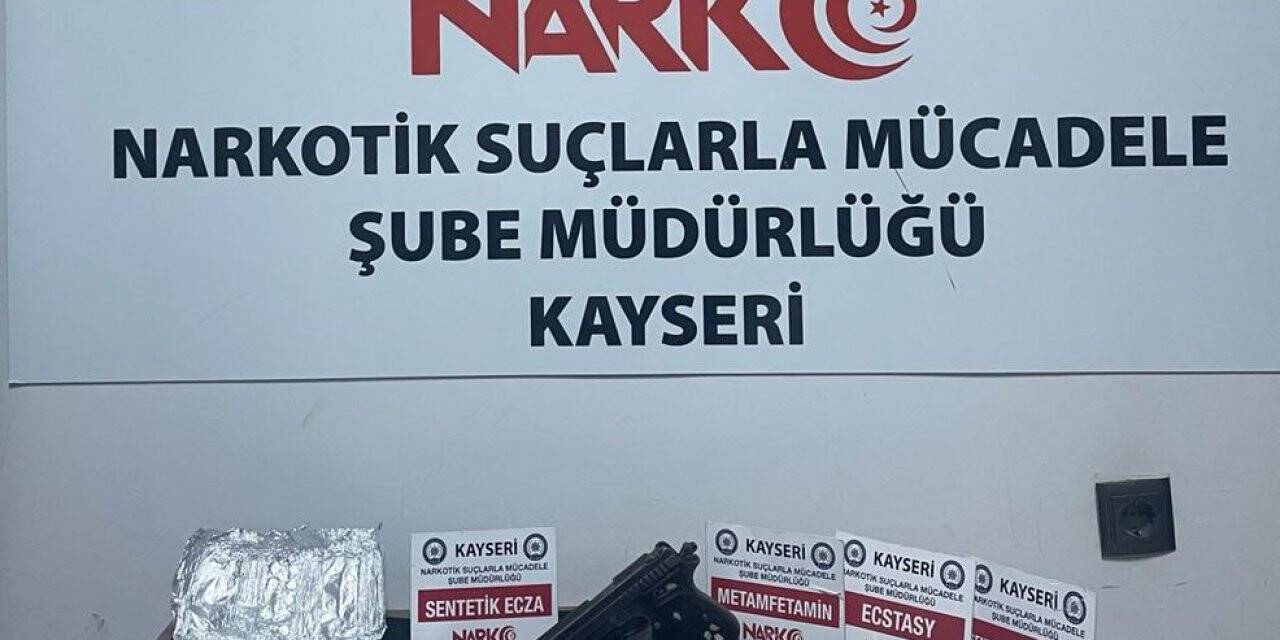 Kovalama sonucu yakalanan araçta uyuşturucu ve tarihi sikke çıktı