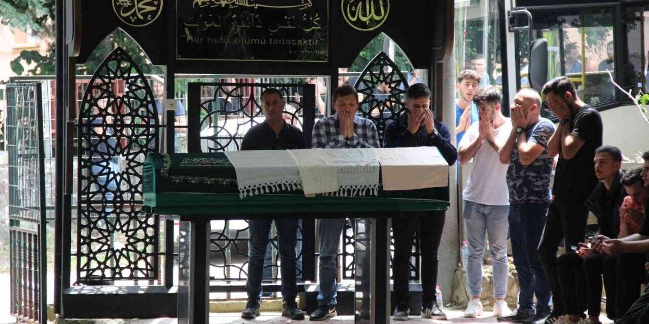 Sokak ortasında silahla vurularak öldürülen genç toprağa verildi