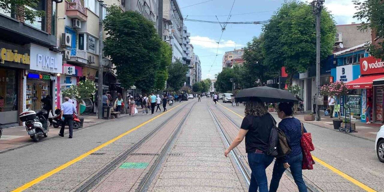 Eskişehirliler yaz ayında şemsiyeleri çıkardı