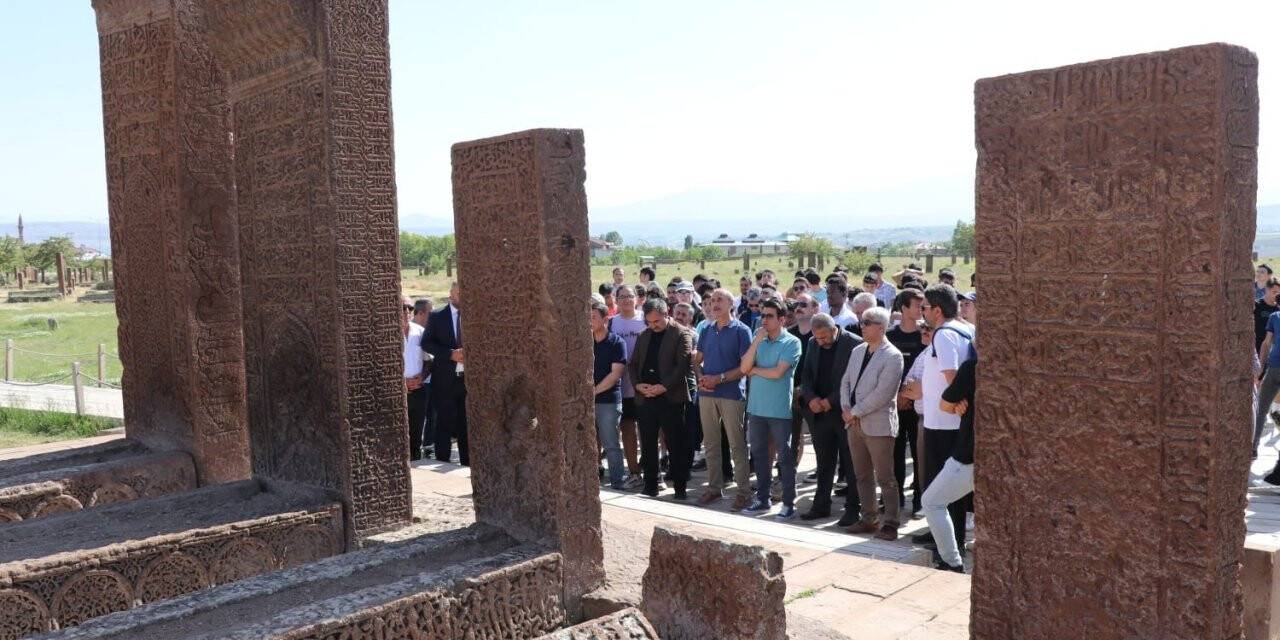 Restorasyonu tamamlanan mezar taşları turizme kazandırıldı