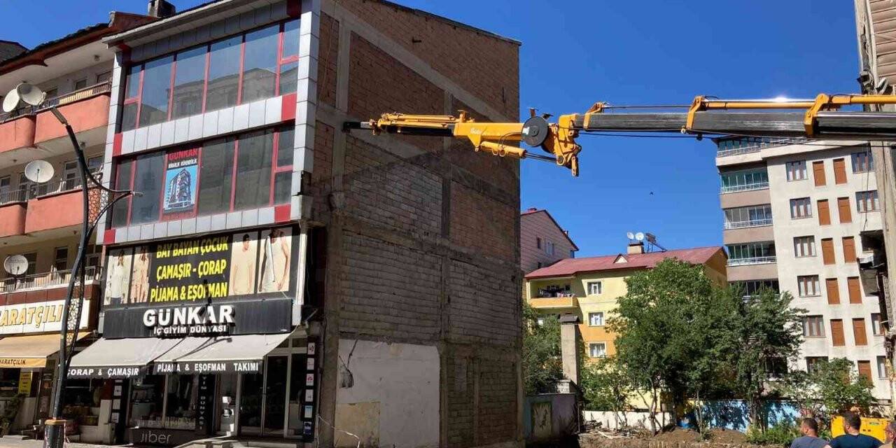 Kazı çalışmasında temeli ağır hasar gören bina için iş makineli önlem