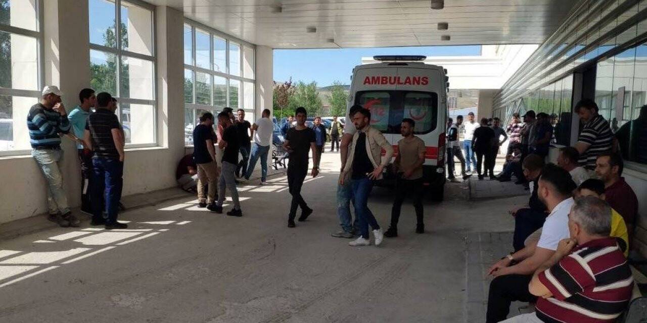 Kavgayı ayırmak için araya girdi, bekçiyi 3 yerinden bıçakladı