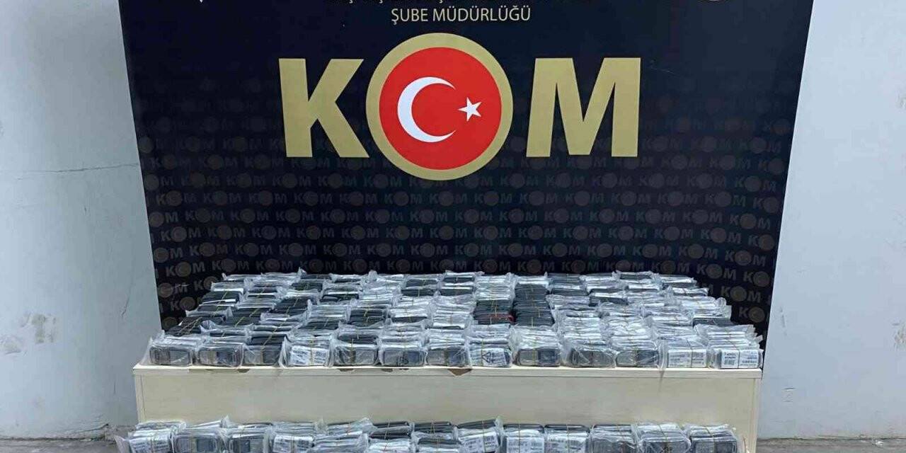 İzmir’de 990 gümrük kaçağı cep telefonu ele geçirildi