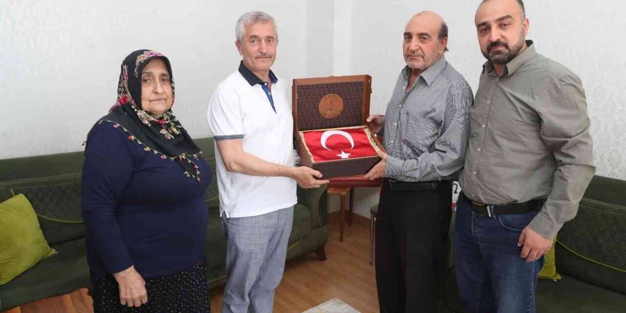 Şehit babalarına Türk Bayrağı ve Kur’an-ı Kerim hediyesi