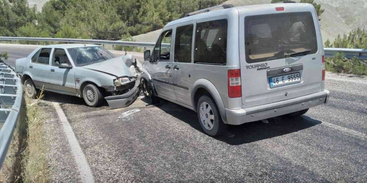 Otomobil ile hafif ticari araç kafa kafaya çarpıştı: 2 yaralı