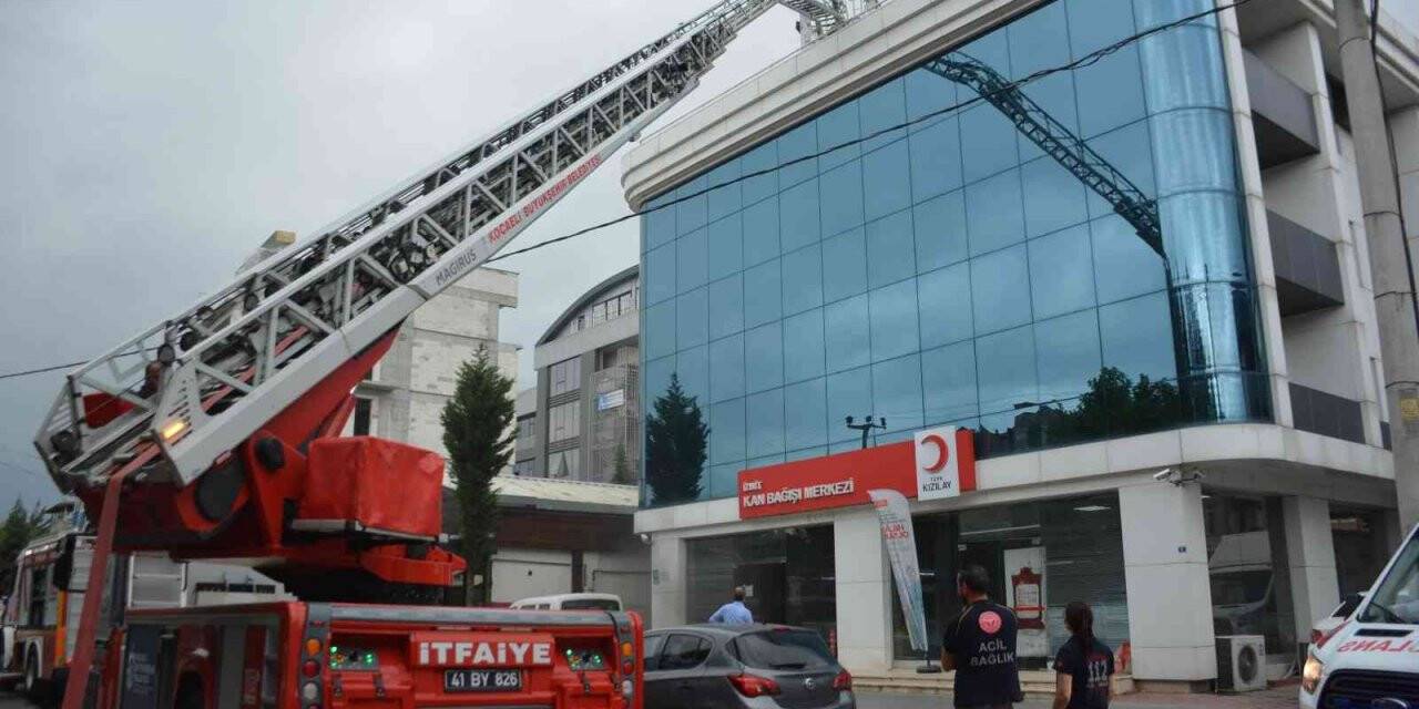 Kan bağış merkezinin arşiv katında yangın çıktı