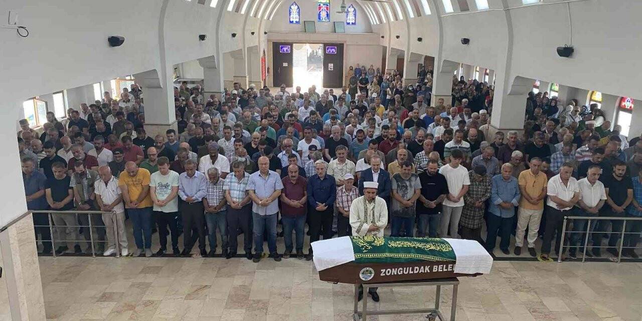 Evinin balkonundan atlamıştı, son yolculuğuna uğurlandı