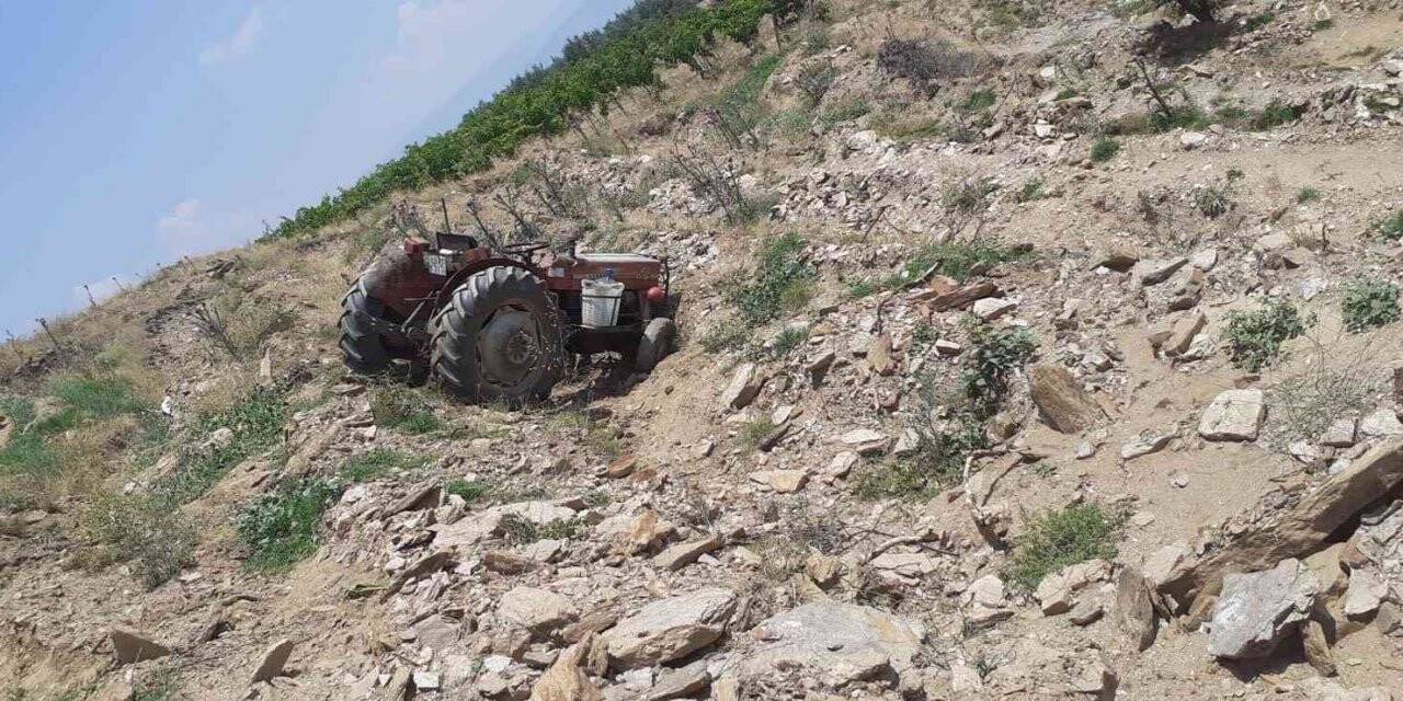 Traktörü döndürmek isterken şarampole devrildi