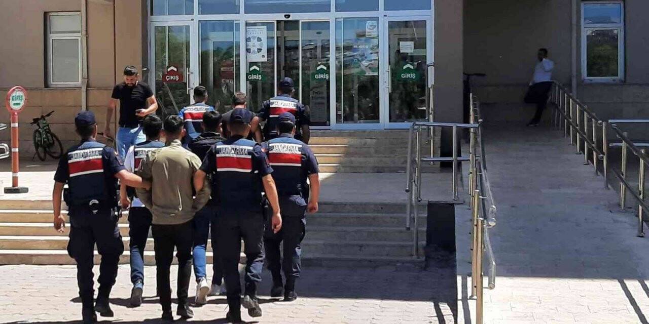 Hırsızlık zanlıları jandarmadan kaçamadı