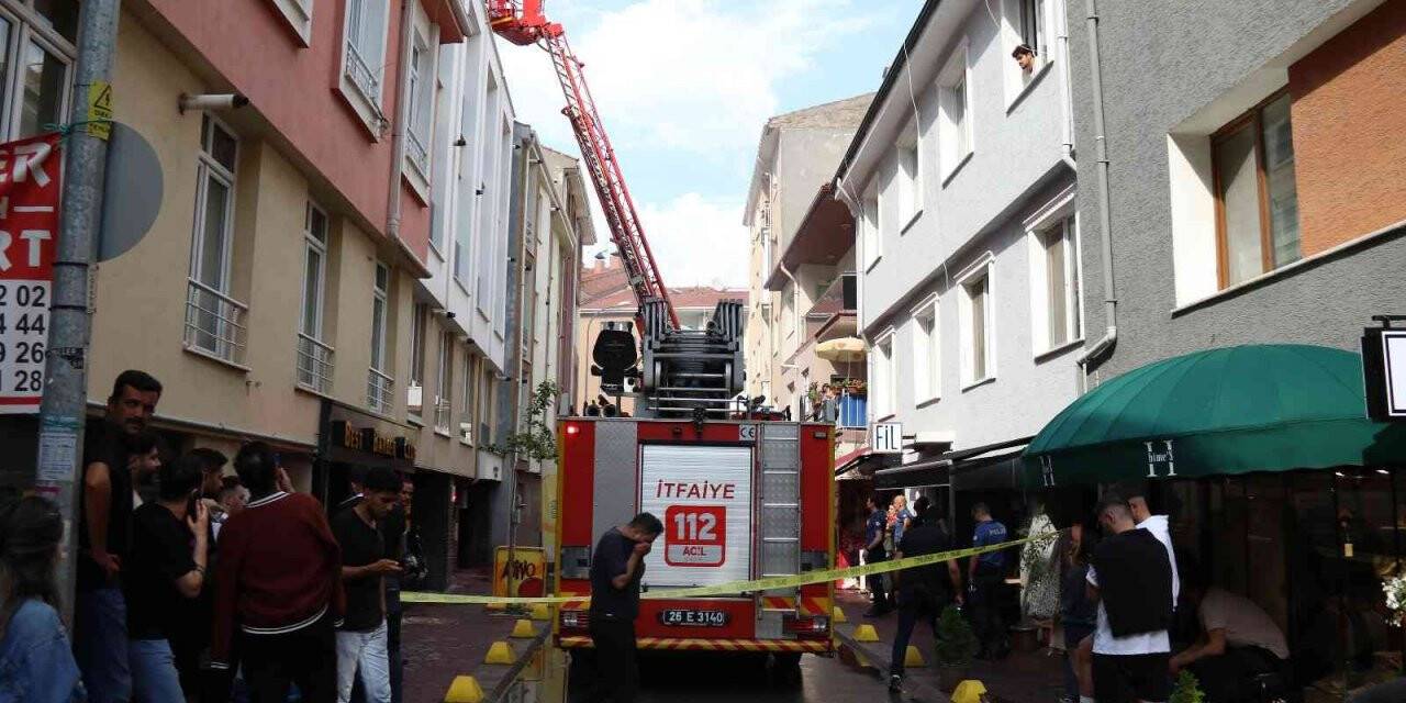 Sağanak sonrası apartman çatısına düşen yıldırım yangın çıkardı