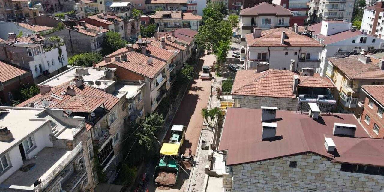 Altyapı yenileme çalışmaları tamamlanan sokaklar sıcak asfalt konforu ile buluşuyor