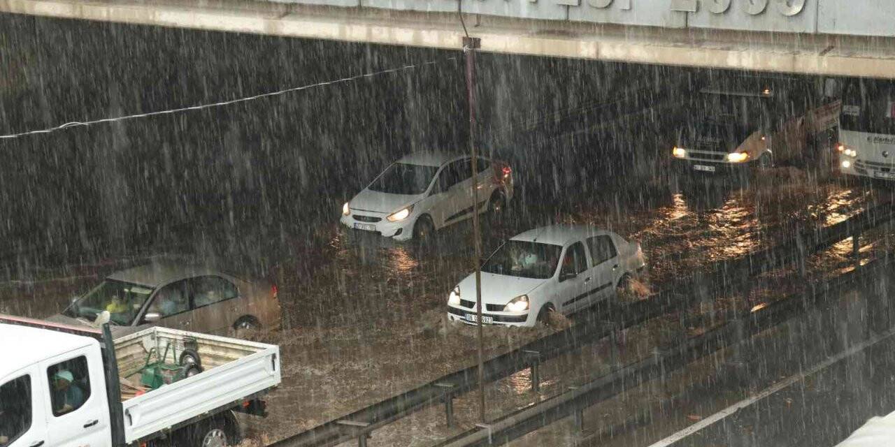 Kocaeli’de sağanak hayatı felç etti