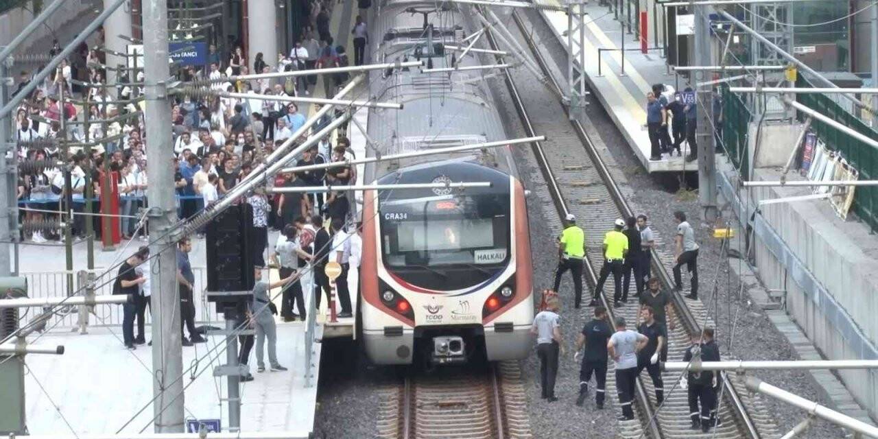 Bostancı’da tren raylarına atlayan genç hayatını kaybetti