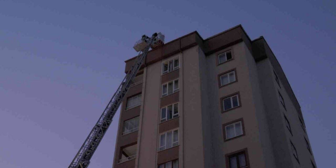 10 katlı apartmanın çatısında çıkan yangını itfaiye söndürdü