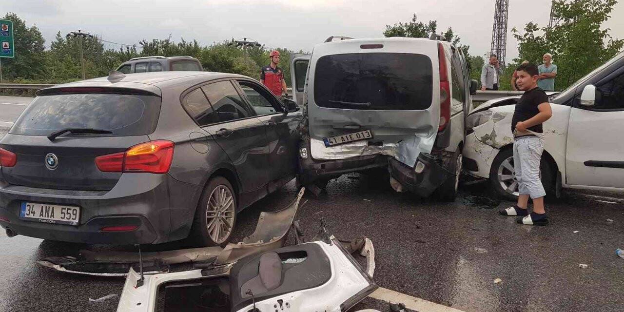 TEM’de 6 aracın karıştığı kazada ortalık savaş alanına döndü: 2’si çocuk 8 yaralı