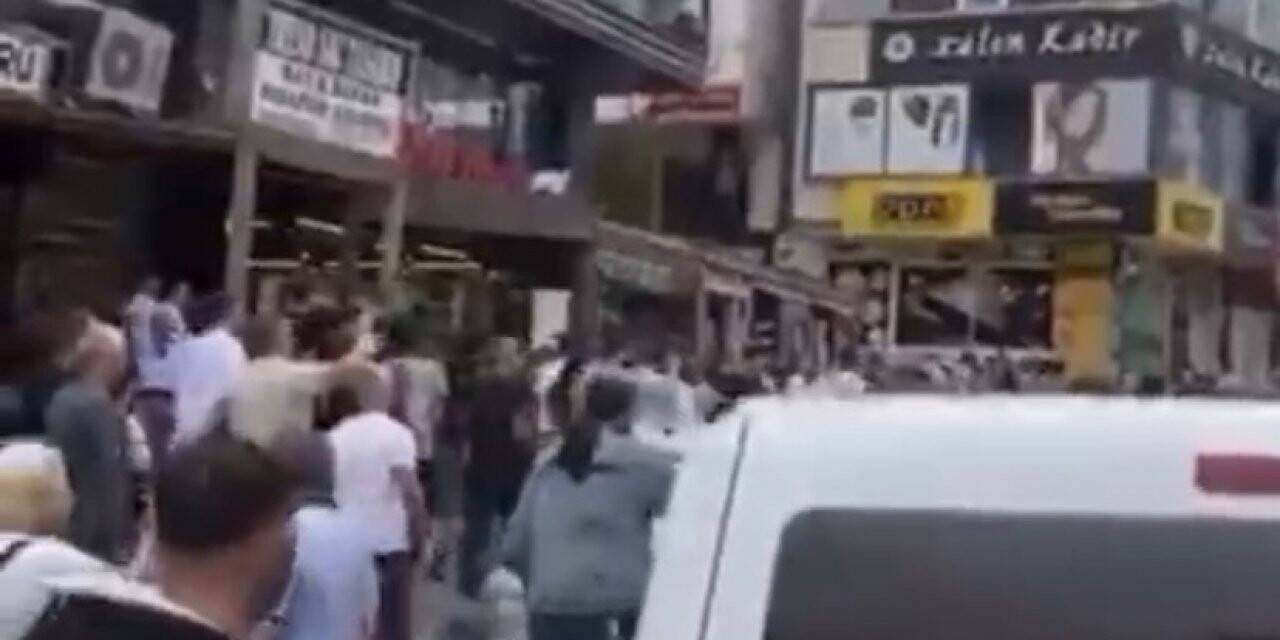 Çekmeköy’de bir çocuğu taciz ettiği iddia edilen şahsa meydan dayağı