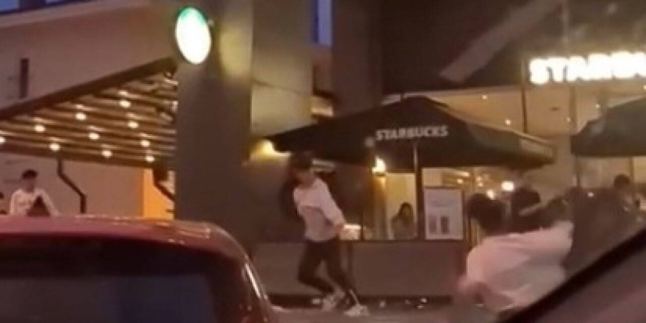 Büyükçekmece’de kavgada sandalyeler havada uçuştu