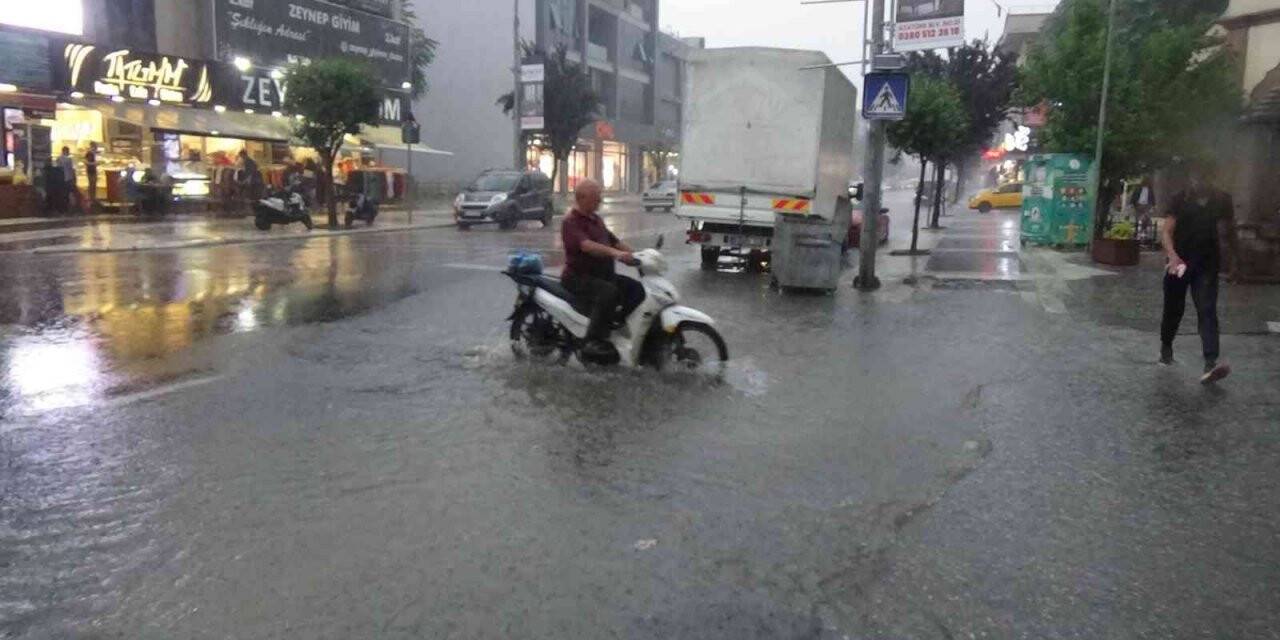 Düzce’de yağmur sokakları göle çevirdi