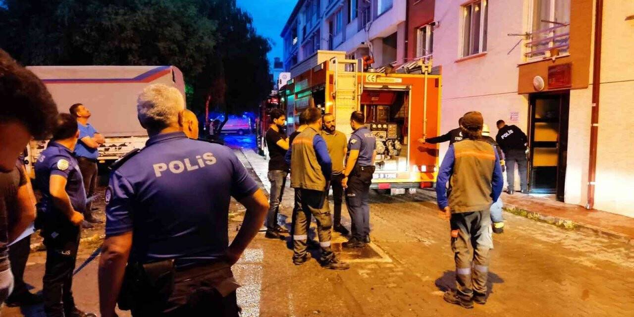 Eşini ve kendini bıçaklayıp evi ateşe verdi